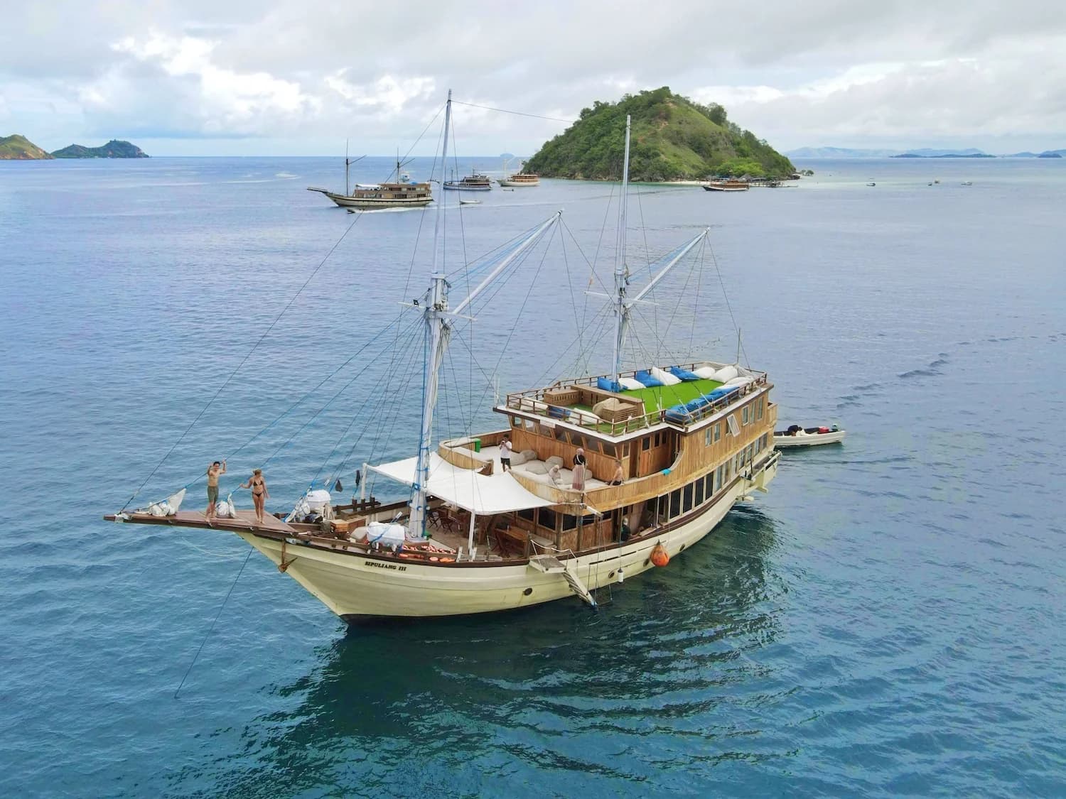 Open trip Komodo: kapal sharing di Labuan Bajo