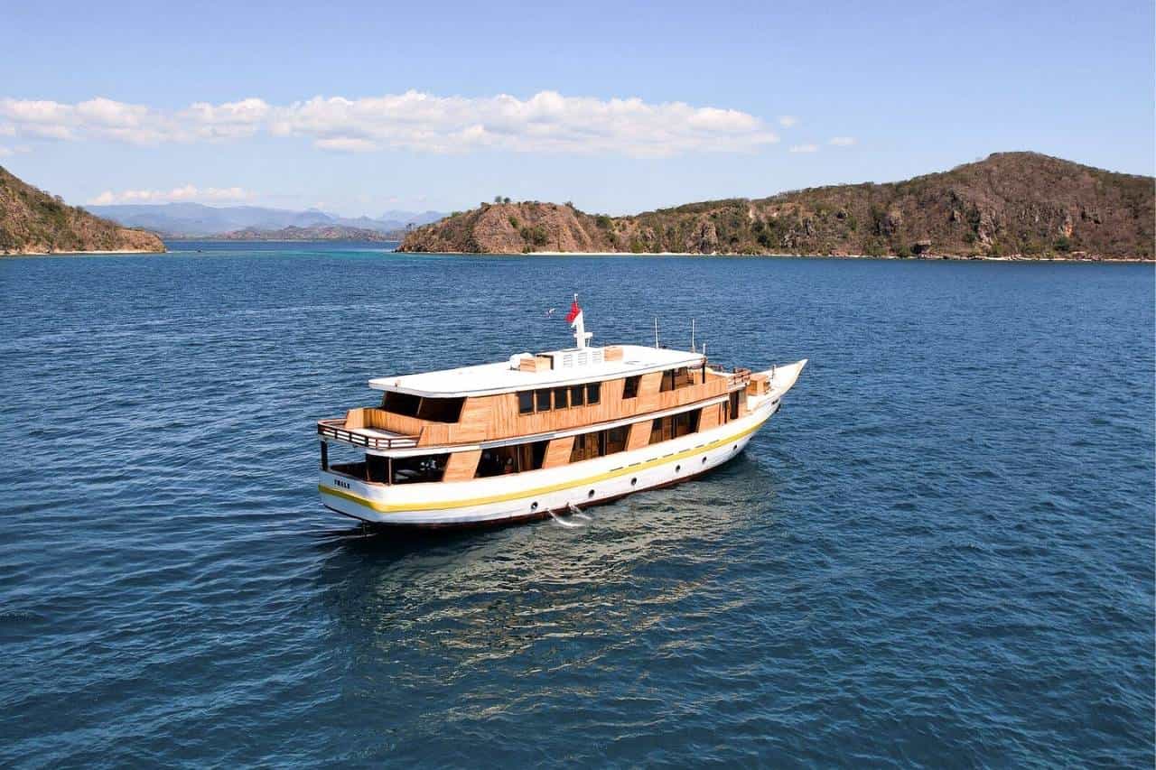 Vhalé Liveaboard thumbnail 1